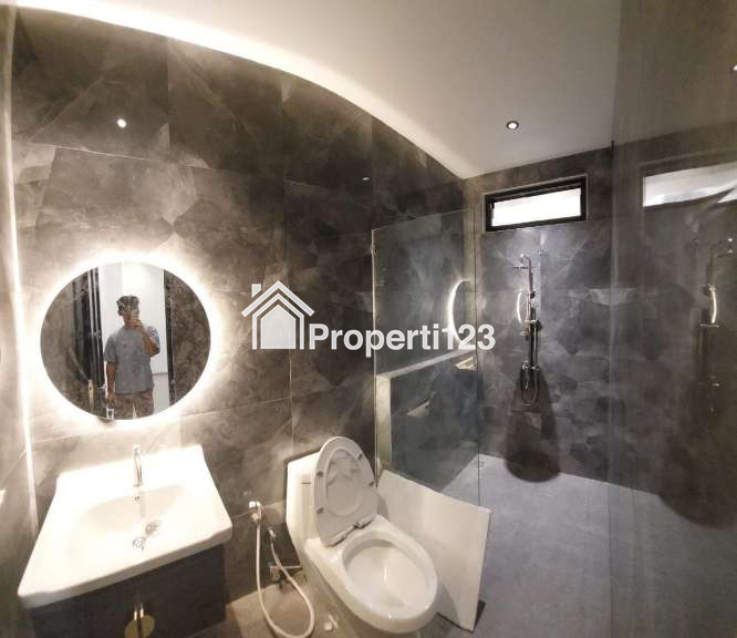 Rumah Modern Baru Gress Lokasi Strategis di Gayungsari Barat Surabaya  - 7