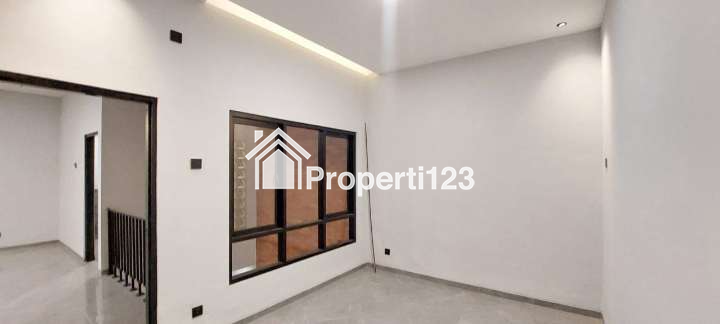 Rumah Modern Baru Gress Lokasi Strategis di Gayungsari Barat Surabaya  - 5