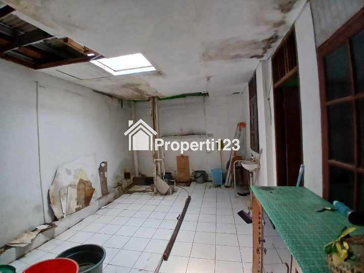 Rumah second hook luas di Poin Mas Depok - 9