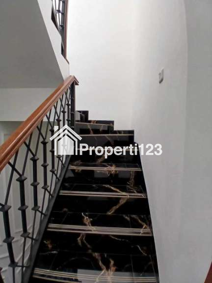 Rumah 3 lantai Brand New di Mampang Indah 1 Depok - 13