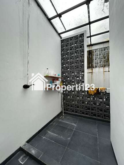 Dijual Rumah Mewah Siap Huni 2 Lantai di Latigo, Gading Serpong - 1