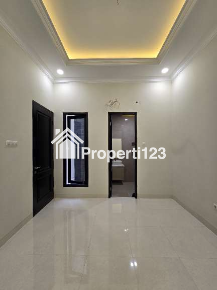 Rumah baru lokasi strategis design klasik di Rawamangun Jaktim - 12