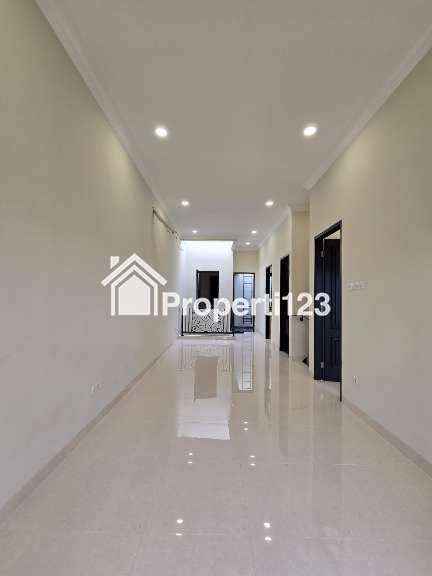 Rumah baru lokasi strategis design klasik di Rawamangun Jaktim - 10