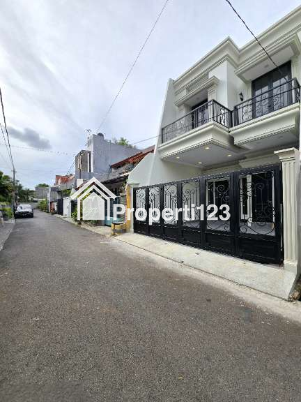 Rumah baru lokasi strategis design klasik di Rawamangun Jaktim - 2