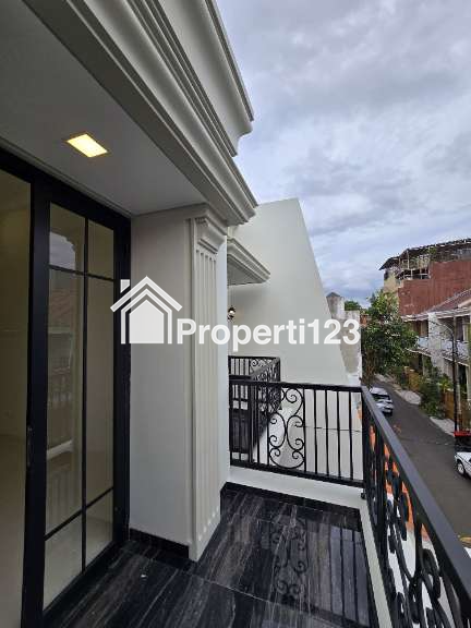 Rumah baru lokasi strategis design klasik di Rawamangun Jaktim - 9