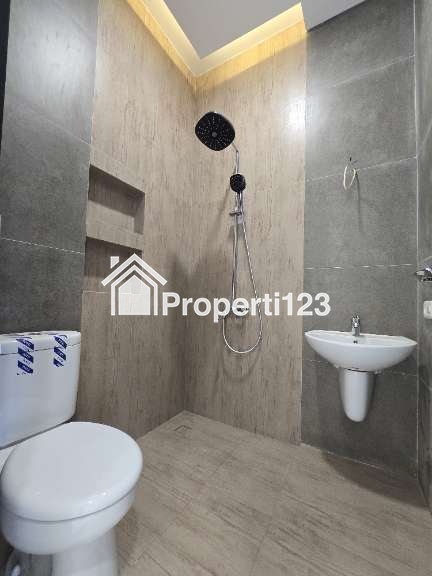 Rumah baru lokasi strategis design klasik di Rawamangun Jaktim - 7