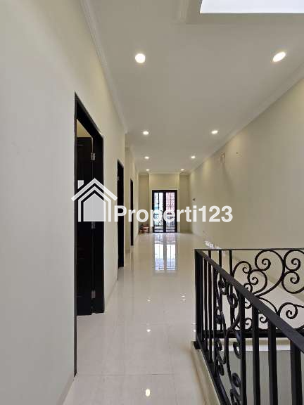 Rumah baru lokasi strategis design klasik di Rawamangun Jaktim - 6