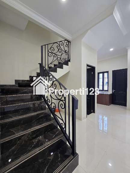 Rumah baru lokasi strategis design klasik di Rawamangun Jaktim - 8