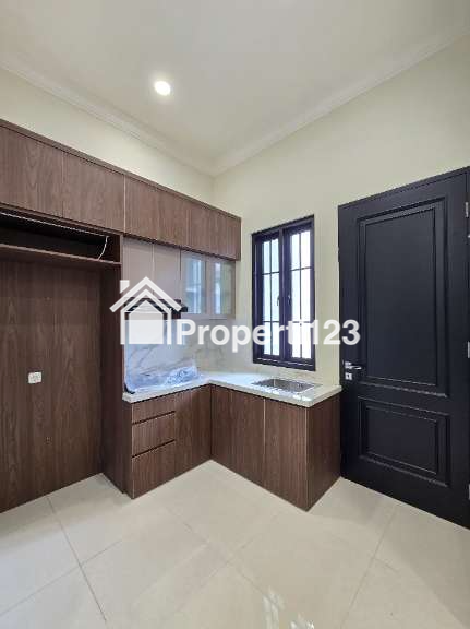 Rumah baru lokasi strategis design klasik di Rawamangun Jaktim - 4