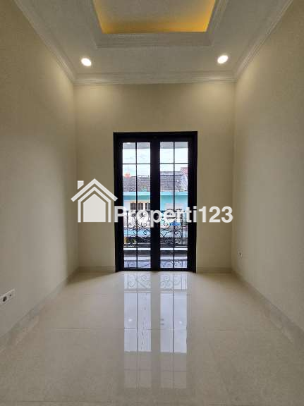 Rumah baru lokasi strategis design klasik di Rawamangun Jaktim - 5