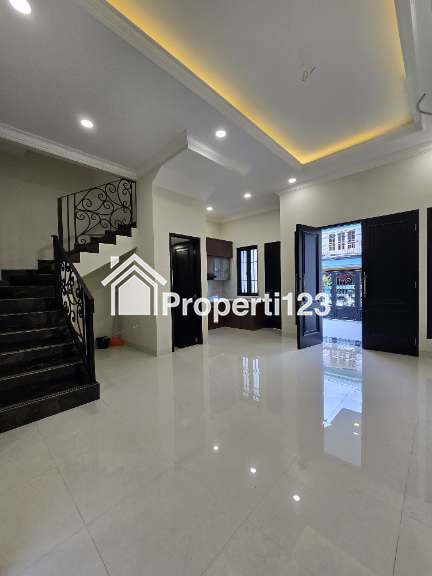 Rumah baru lokasi strategis design klasik di Rawamangun Jaktim - 11