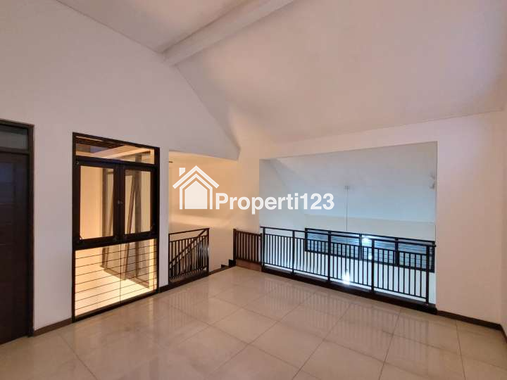 Rumah Bagus Siap Huni 2 Lantai Kondisi Terawat Di Batununggal - 9