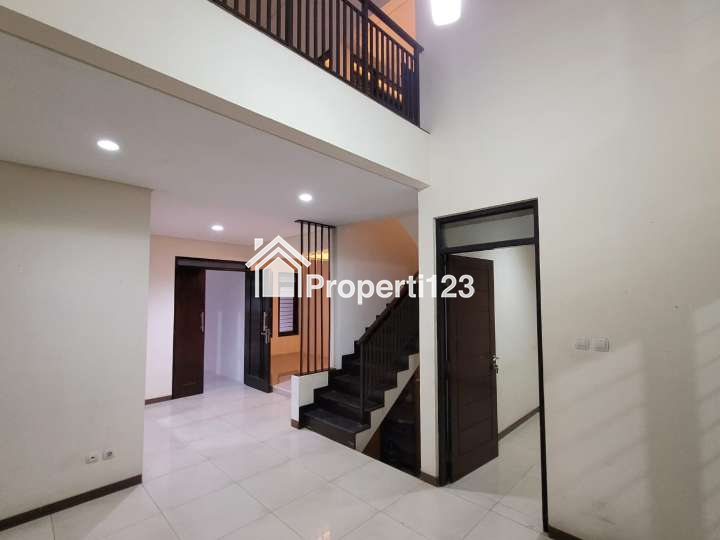 Rumah Bagus Siap Huni 2 Lantai Kondisi Terawat Di Batununggal - 2