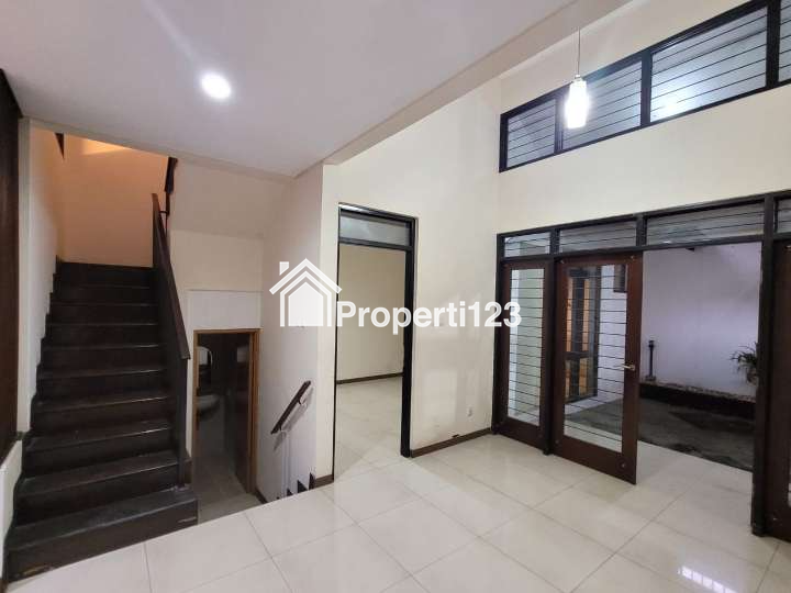 Rumah Bagus Siap Huni 2 Lantai Kondisi Terawat Di Batununggal - 10