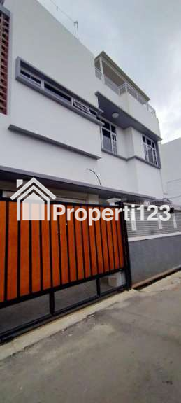 Rumah 3 lantai siap huni di Srengseng Sawah Jakarta Selatan - 2