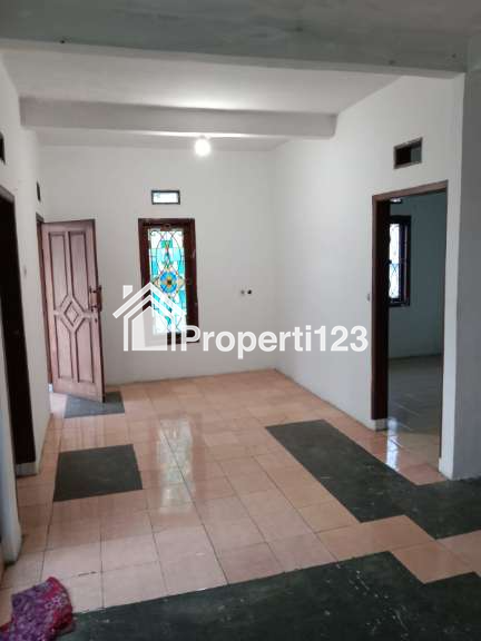 DIJUAL CEPAT! Rumah 2 Lantai 4 Kamar di Komplek Strategis. - 2