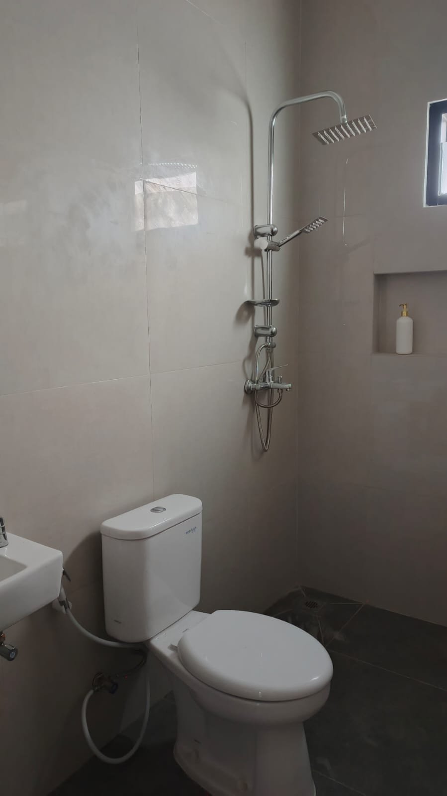 Rumah modern minimalis strategis di Cirendeu Tang Sel - 17