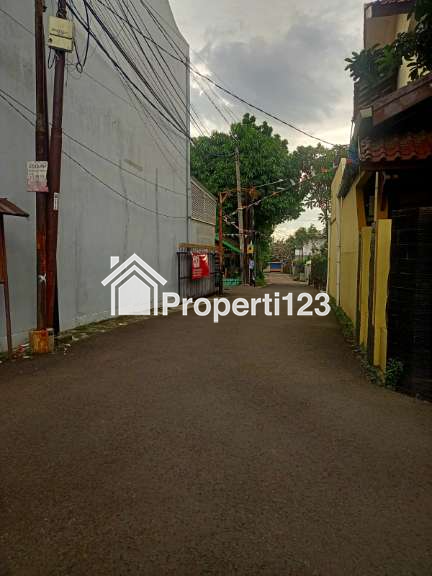 Rumah modern 2,5 lantai di Tanah Baru Depok - 13