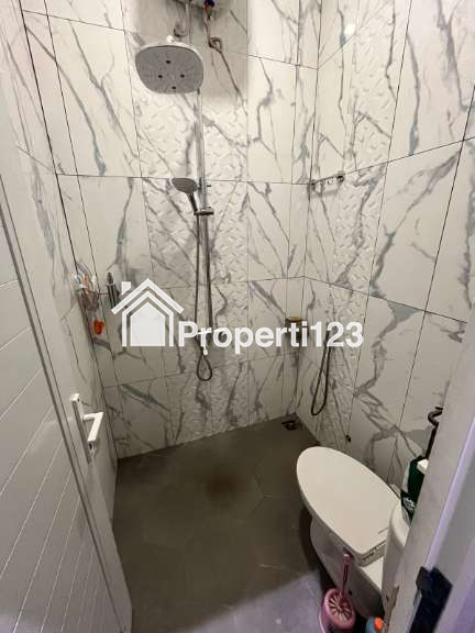 Rumah modern 2,5 lantai di Tanah Baru Depok - 9