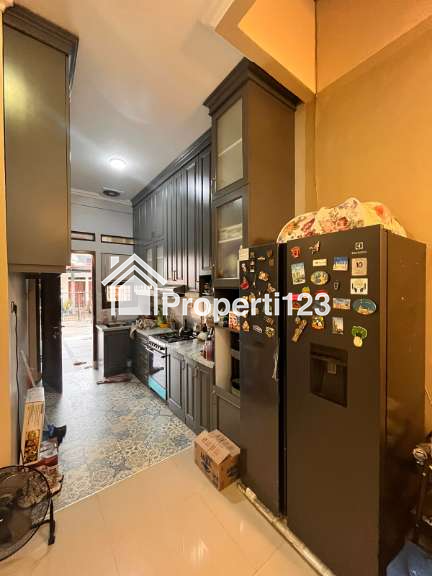 Rumah modern 2,5 lantai di Tanah Baru Depok - 11