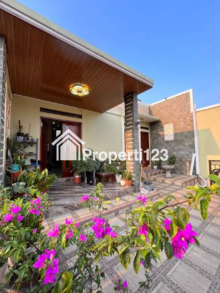 Rumah modern 2,5 lantai di Tanah Baru Depok - 2