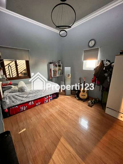 Rumah modern 2,5 lantai di Tanah Baru Depok - 8