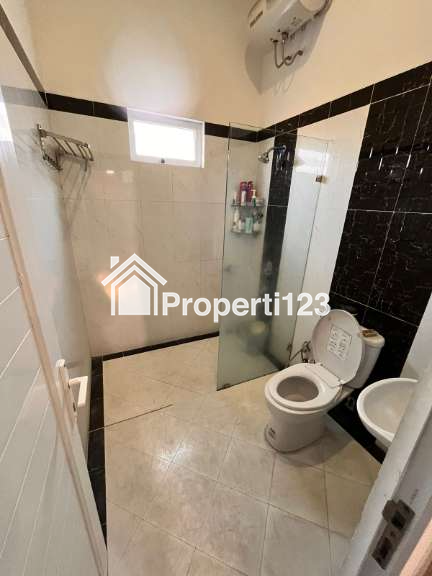 Rumah modern 2,5 lantai di Tanah Baru Depok - 7