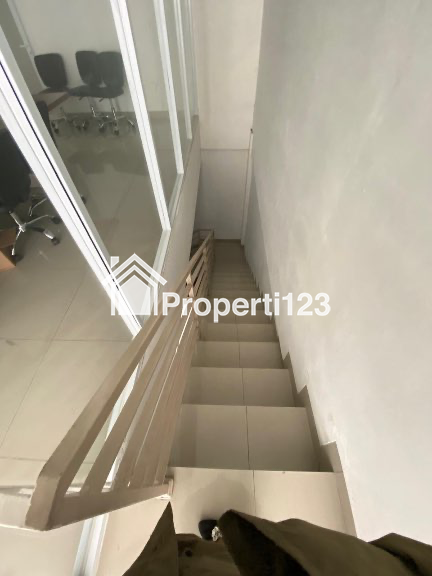 Ruko parkiran luas - 5