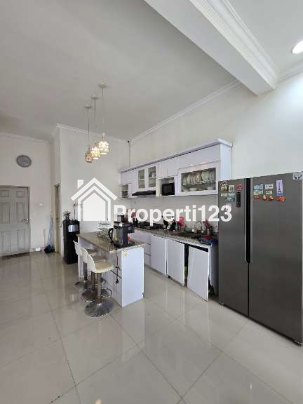 Rumah modern tropis posisi hook di Jatibening Bekasi - 6