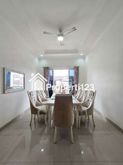 Rumah modern tropis posisi hook di Jatibening Bekasi - 5