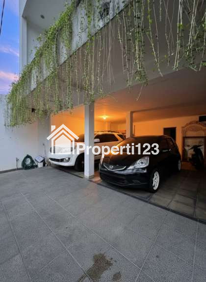 Rumah modern tropis posisi hook di Jatibening Bekasi - 2