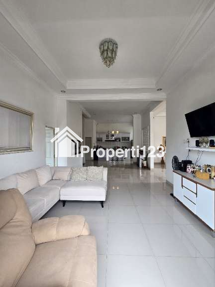 Rumah modern tropis posisi hook di Jatibening Bekasi - 9