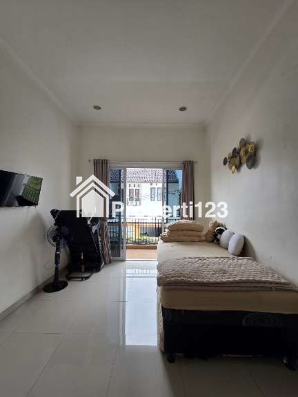 Rumah modern tropis posisi hook di Jatibening Bekasi - 8