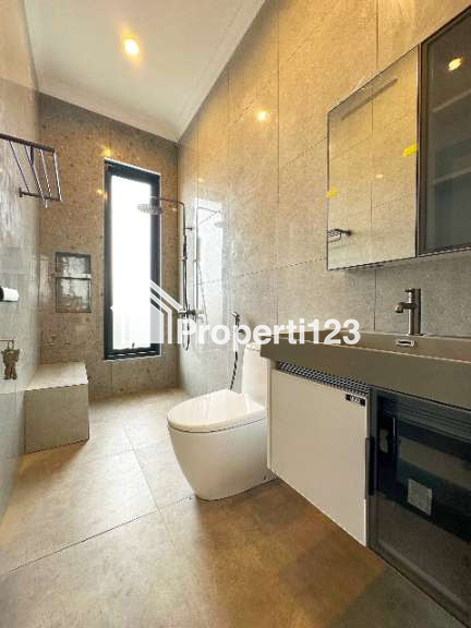 Rumah desain Neo klasik di Jatibening Bekasi - 2