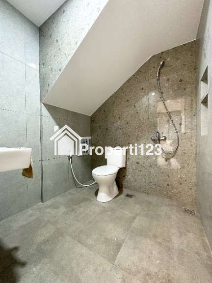 Rumah desain Neo klasik di Jatibening Bekasi - 4