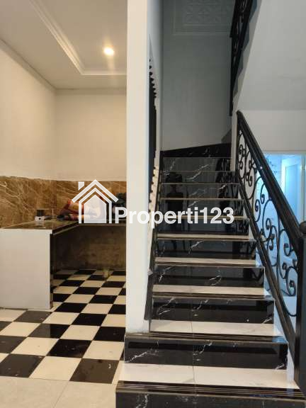 Rumah 2 lantai siap huni di Tanah Baru Depok - 3