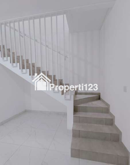 Rumah baru industrial di Kav DKI Meruya Selatan Jakbar - 6