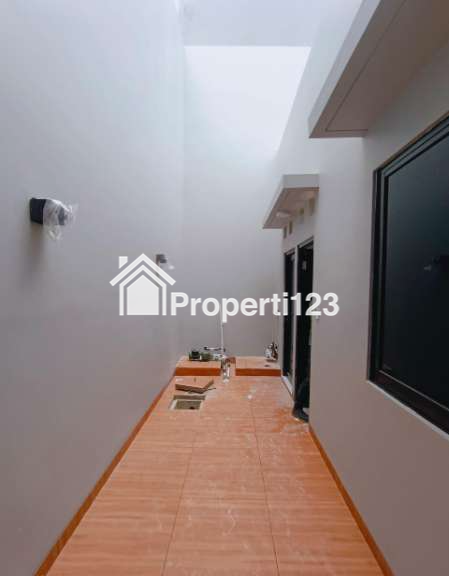 Rumah baru industrial di Kav DKI Meruya Selatan Jakbar - 9