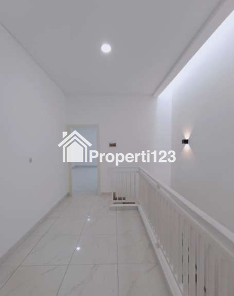 Rumah baru industrial di Kav DKI Meruya Selatan Jakbar - 3