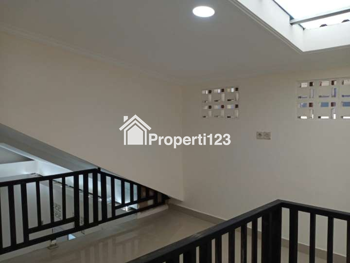 Rumah mezzanine 1,5 lantai di Perumnas Depok 1 Pancoran Mas Depok - 12