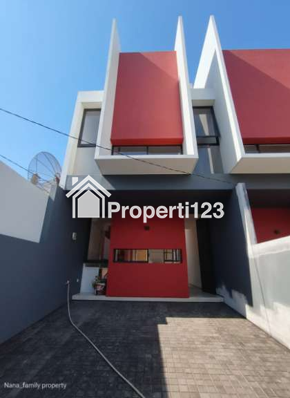 Rumah dalam townhouse exclusive minimalis modern di Joglo Jakbar - 2