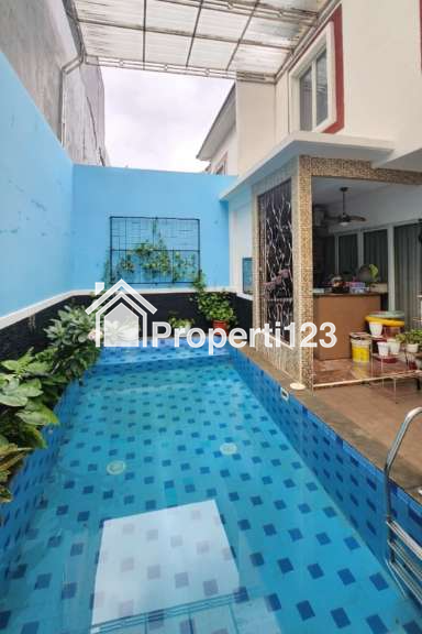 Rumah Hadap Taman Ada Kolam Renang Metland Menteng Jakarta Timur - 9