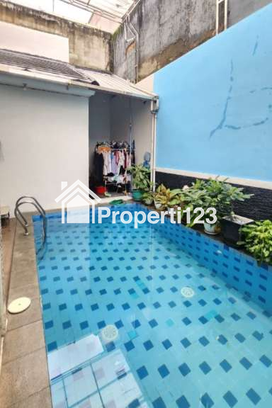 Rumah Hadap Taman Ada Kolam Renang Metland Menteng Jakarta Timur - 10