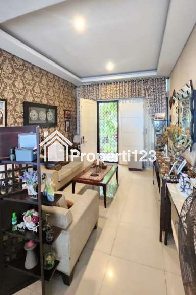 Rumah Hadap Taman Ada Kolam Renang Metland Menteng Jakarta Timur - 4