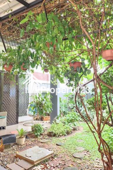 Rumah Hadap Taman Ada Kolam Renang Metland Menteng Jakarta Timur - 2