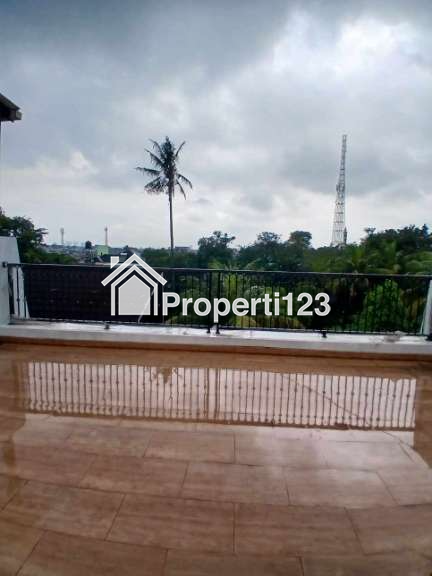Rumah modern 3 lantai dengan rooftop di Ciganjur Jakarta Selatan - 13