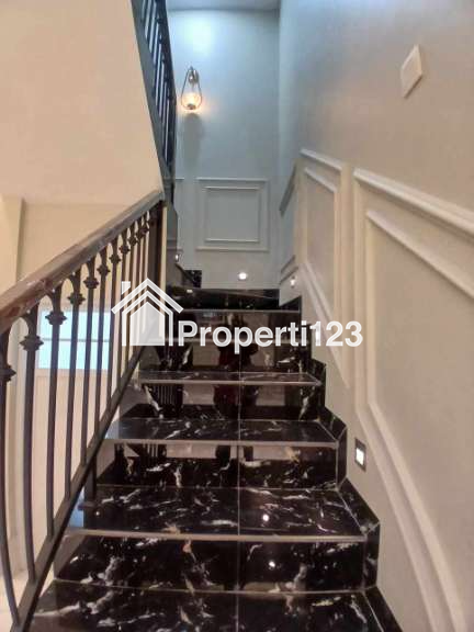 Rumah modern 3 lantai dengan rooftop di Ciganjur Jakarta Selatan - 7