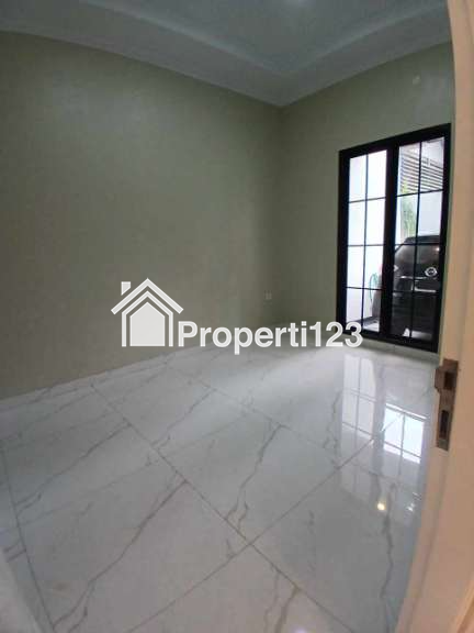 Rumah modern 3 lantai dengan rooftop di Ciganjur Jakarta Selatan - 6