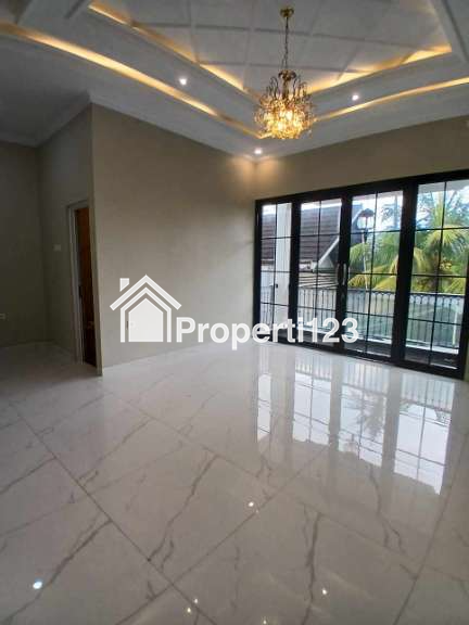 Rumah modern 3 lantai dengan rooftop di Ciganjur Jakarta Selatan - 9
