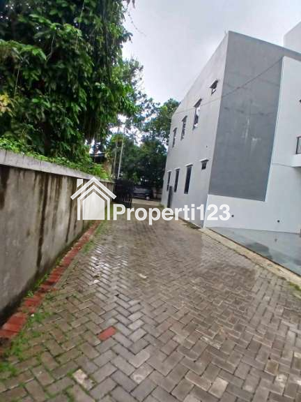 Rumah modern 3 lantai dengan rooftop di Ciganjur Jakarta Selatan - 2